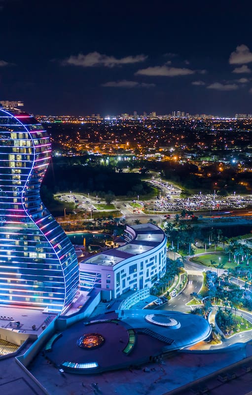 Con sus colores y efectos visuales, es imposible no admirarla: mide el doble que el Obelisco porteño