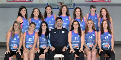 Con sus compañeras y DT de Macabi.