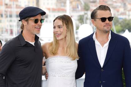Con sus compañeros de elenco, Brad Pitt y Leonardo DiCaprio, en el estreno de "Érase una vez… en Hollywood en la 72°" edición del Festival de Cine de Cannes celebrada en 2020.