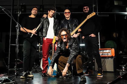 Con sus compañeros de SLY The Band, el
grupo que lidera y nació en 2024.