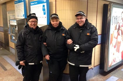 Con sus compañeros y amigos del subterráneo.