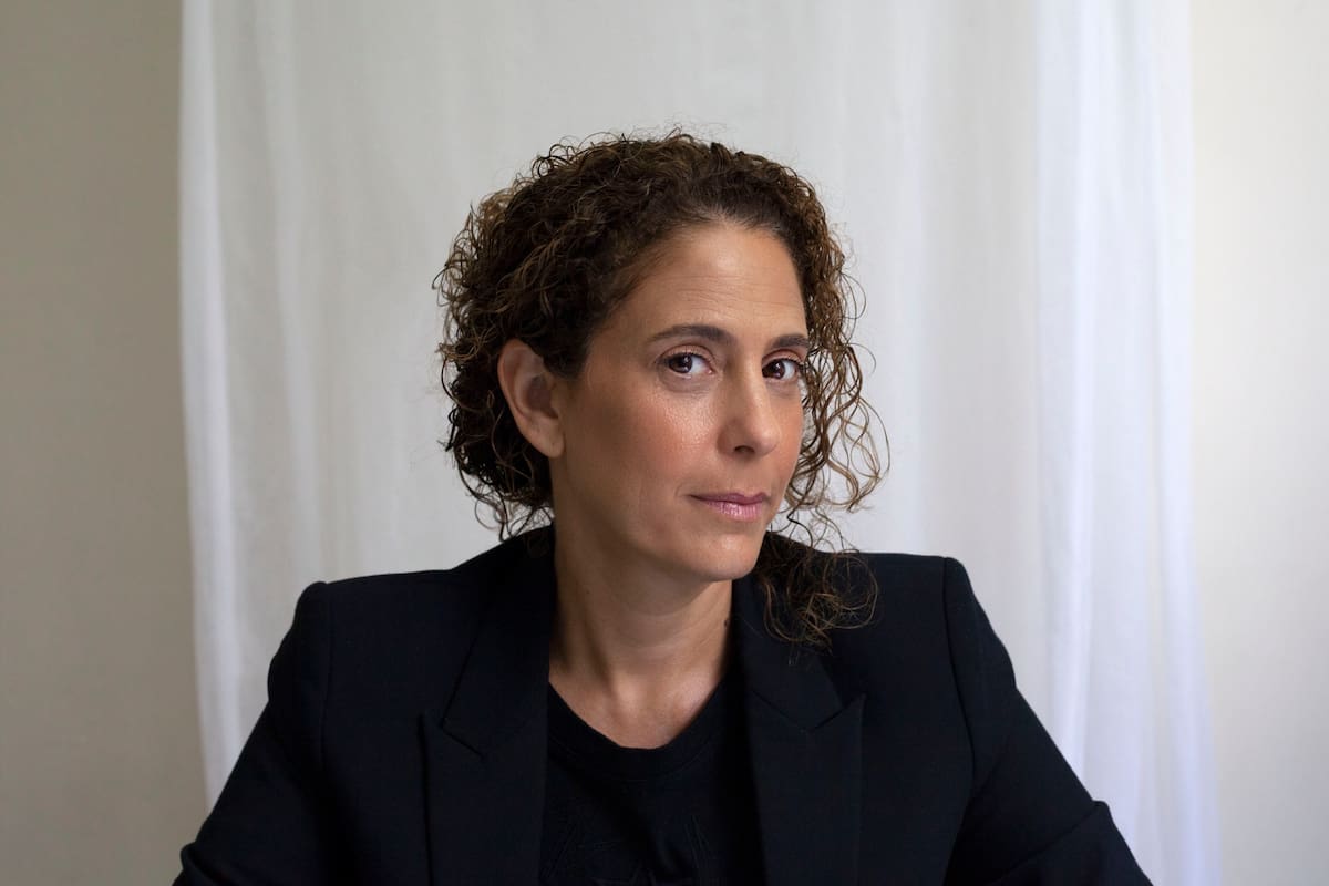 Con sus copas, candelabros, mantos de lino y objetos realizados por artesanos, orfebres e hilanderas de randas del país, Marcela Roitman potencia los saberes ancestrales
