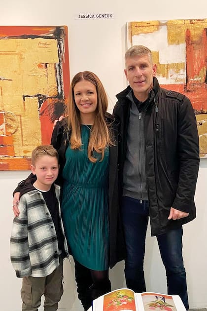 Con sus dos amores: Martín Palermo y el hijo de ambos, Gianluca, en la muestra que presentó hace unos semanas "Pasos, Camino y Empatía". La pareja se conoció en 2008 y el flechazo fue inmediato. “Martín tiene una luz especial, es el hombre más bueno del mundo”, cuenta.