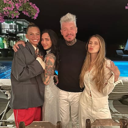 Con sus hermanas Juana y Candelaria y su padre, Marcelo Tinelli