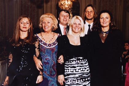 Con sus hermanos Beba, Dolores, Eugenio (“Chapete”) y Sebastián, y su madre, Sara Lacroze (de vestido azul). Gloria es la de la derecha.