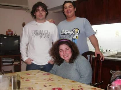 Con sus hermanos Lucas y Luciano, dos pilares fundamentales en su vida.