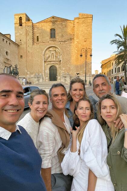 Con sus hermanos y cuñados en Ciutadella, Menorca. La idea del viaje fue celebrar los 50 años de su hermano Matías, que es médico y está radicado en Estados Unidos, donde es jefe de Cirugía del Hospital de Niños de Texas. “Los medios lo llaman Doctor Futuro”, dice Lala, superorgullosa