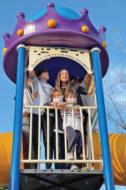 Con sus hijos, Bautista, Beltrán y Benicio, en la inauguración de la
plaza en honor a su hija, Blanca