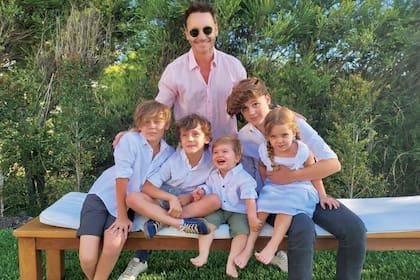 Con sus hijos Beltrán, Benicio y Bautista (fruto de su relación con Carolina Ardohain) y Magnolia y Amancio (de su relación con Eugenia “China” Suárez.