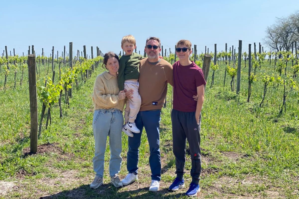 Con sus hijos, Eduardo Tuite y su esposa Luisina Castelli, en los viñedos de Campana