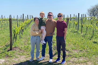 Con sus hijos, Eduardo Tuite y su esposa Luisina Castelli, en los viñedos de Campana