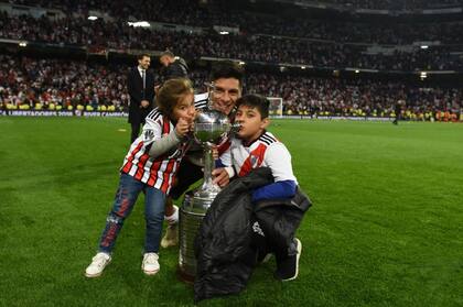 Con sus hijos en el Bernabéu