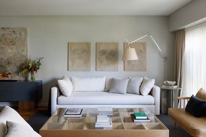 Con sus hijos ya más grandes que cuando empezaron a vivir aquí, los usos de los ambientes cambiaron. Por eso, por ejemplo, los sillones –que antes tenían fundas lavables– fueron retapizados (URBANO Estudio).