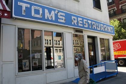 Con sus luces apagadas, el icono neoyorquino ruega poder sobrevivir a la pandemia