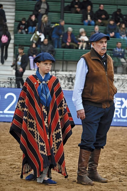 Con sus mejores pilchas, Pedro Ravier acompañó a su abuelo Alberto Ruete Güemes