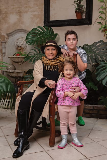 Con sus nietos,
Mateo y Donatella, por parte de su hijo Matías.