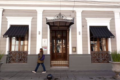 Con sus toldos negros y visera con aires art nouveau, la fachada de Villa Vicuña sobre la calle Caseros da pistas de lo que sigue.