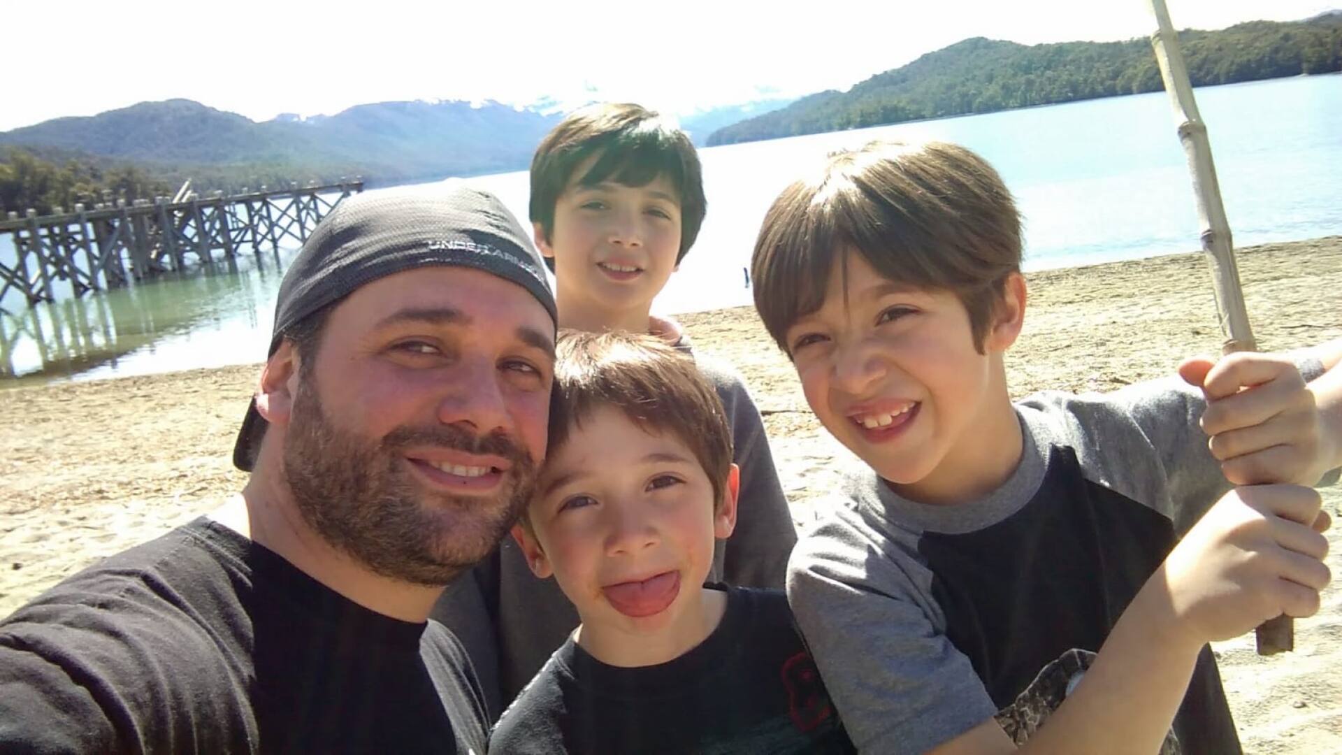 Con sus tres hijos disfrutando de la naturaleza en la Patagonia