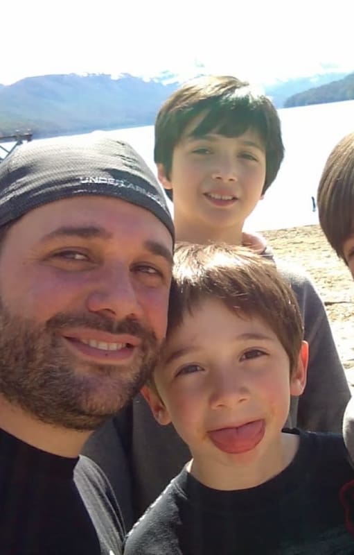 Con sus tres hijos disfrutando de la naturaleza en la Patagonia