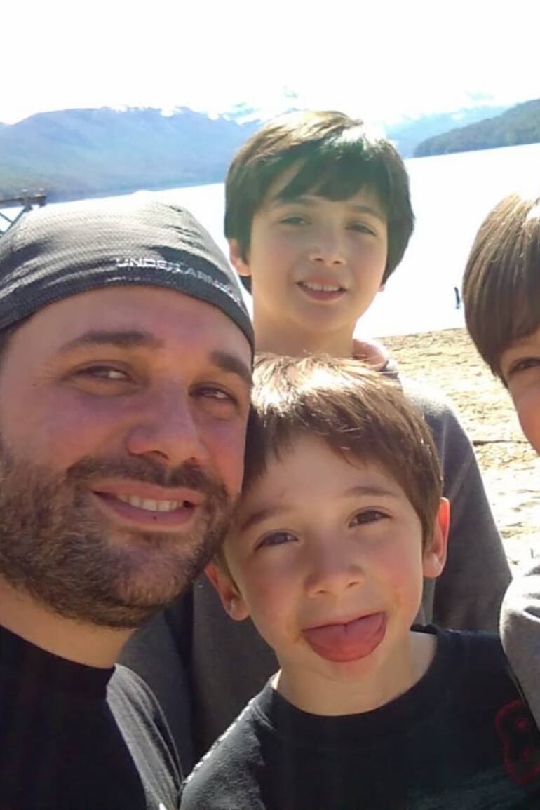 Con sus tres hijos disfrutando de la naturaleza en la Patagonia