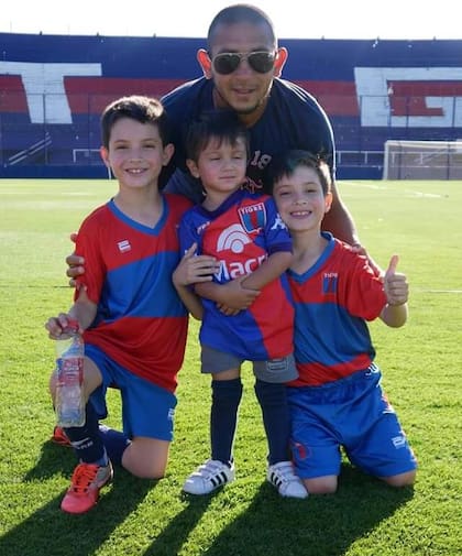 Con sus tres hijos: los mellizos Mateo y Tobías (11 años) y Vitto (3), en la cancha de Tigre.