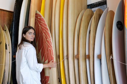 con tablas por todos lados y una decoración con mucha onda, un espacio para visitar