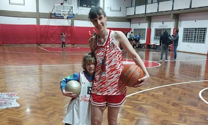 Con Tahiel, uno de sus sobrinos con quien comparte la misma pasión.