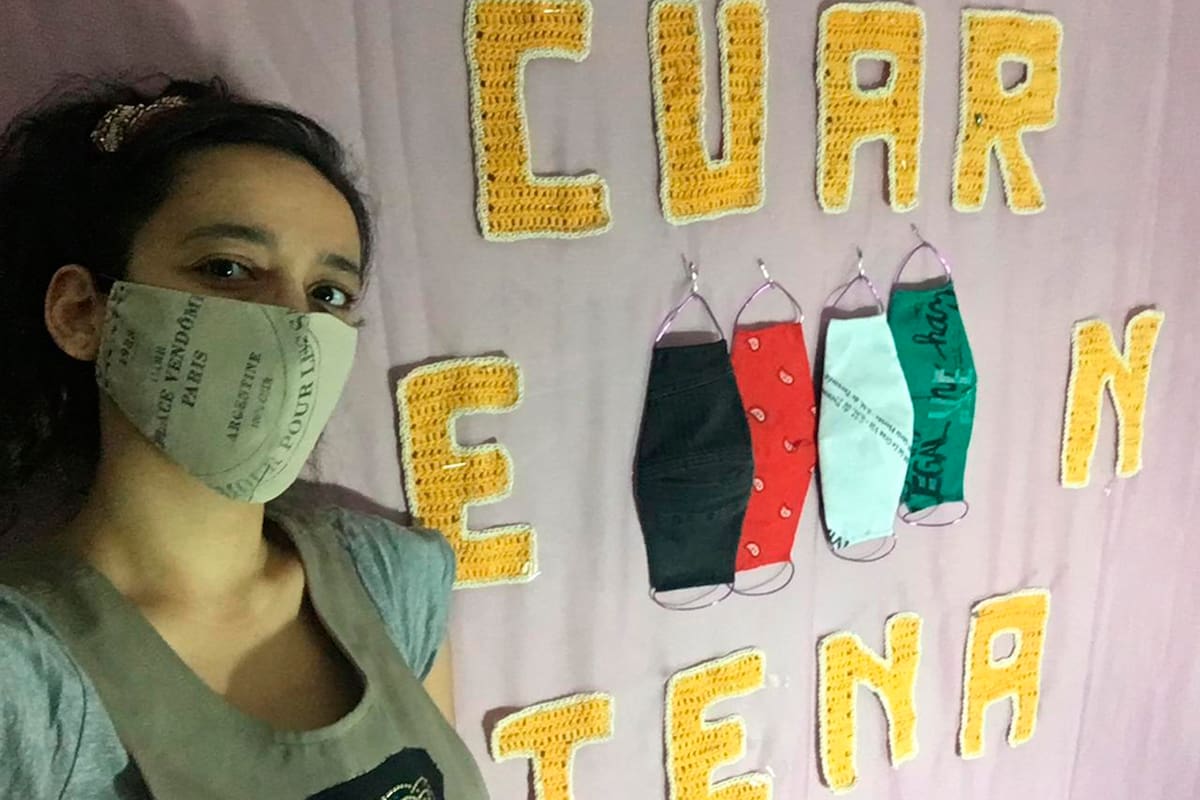 Con talleres cerrados y sin grandes muestras, creadores y galeristas deciden ponerse al servicio de esta necesidad