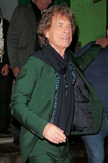 Con toda la onda. El frontman de los Rolling Stones combinó su traje verde con una camisa de seda con lunares.