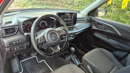 Con todo lo necesario. Es el interior del Suzuki Swift