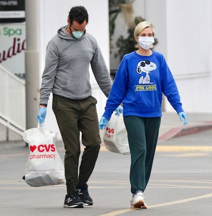Con todos los cuidados posibles. La actriz Kristen Wiig y su novio, Avi Rothman, de compras días atrás