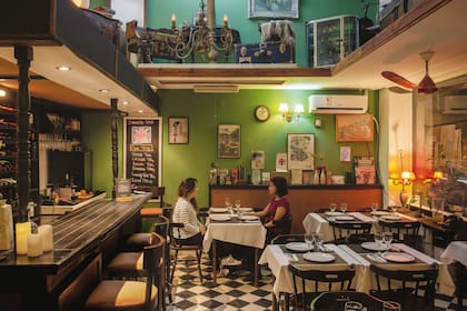 Con toque inglés, platos abundantes y bien especiados