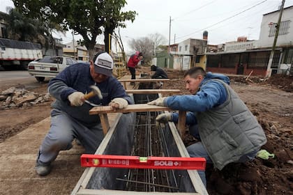 Con trabajos en la vía pública, los cooperativistas de la construcción le cambian la cara al barrio Derqui