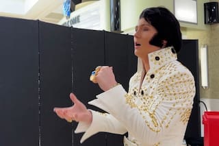 Con trajes blancos, pelucas y bailes, estos jóvenes mantienen vivo a Elvis