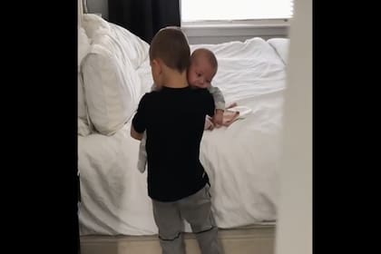 Con tranquilidad, el nene calma a su hermanita