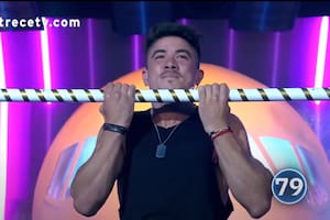 Con tranquilidad se colgó de la barra