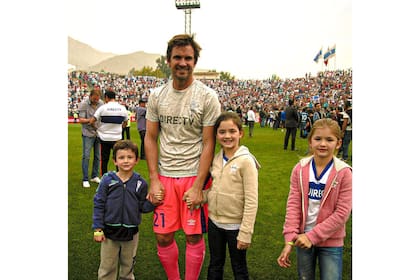 Con tres de sus hijos en la conquista de uno de los 3 títulos que ganó con la Católica.