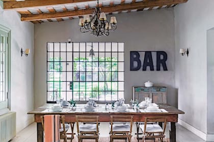 Con tres letras, “bar” nos trae al “hoy” en el luminoso comedor.