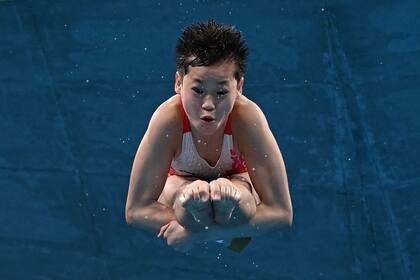 Con tres saltos perfectos, la china Quan Hongchan logra la medalla dorada en clavados de plataforma de 10 metros de los Juegos Olímpicos de Tokio 2020