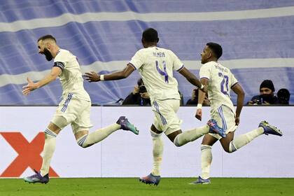 Con tres tanto de Benzemá, real Madrid derrotó a PSG por 3 a 1 y pasó a los cuartos de final