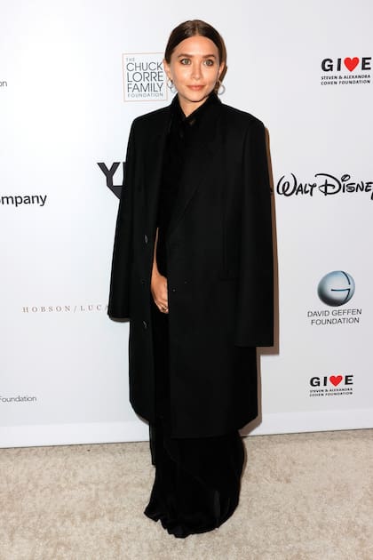 Con un abrigo sobre un conjunto en total black de su propia marca, The Row, pendientes dorados y pelo recogido, Ashley volvió a pisar una alfombra roja después de dos años. Fue en el vigésimo aniversario de la fundación YES en 2021, en California.