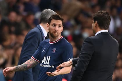 Con un ademán de incomprensión, Lionel Messi mira a Mauricio Pochettino, que acaba de decidir su reemplazo en PSG contra Lyon; más que saludar al DT, el número 30 hace un gesto de cuestionamiento con la mano izquierda.