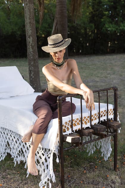 Con un aire de misterio y sensualidad que recuerda a María Félix en La doña, Jazmín, que en febrero debuta en Microteatro, se divierte durante el shooting. “Estoy muy segura de que en el futuro voy a estar con mi propia productora o sello discográfico”, dice.