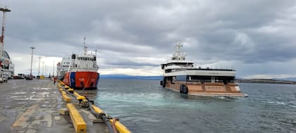 Con un ancla nueva y la original en el fondo del mar, La Datcha zarpó hoy, después del mediodía, de Ushuaia