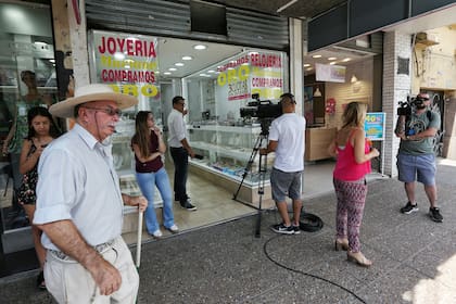 Con un arma de juguete, un niño de 8 años intentó robar una joyería en Moreno