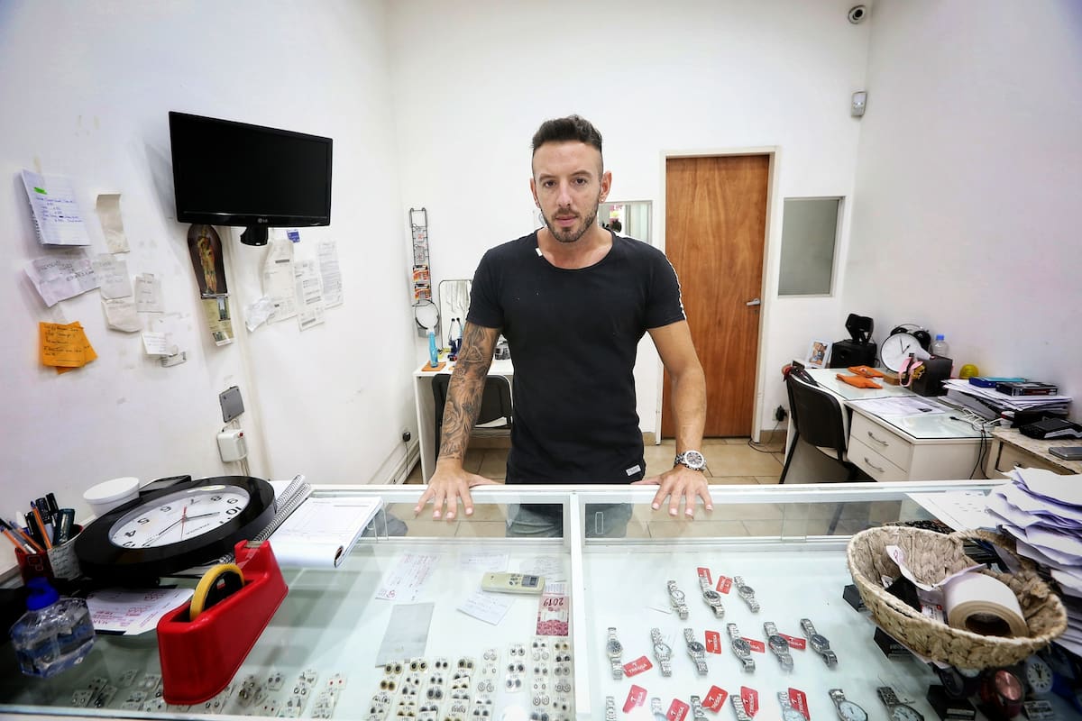 Con un arma de juguete, un niño de 8 años intentó robar una joyería en Moreno