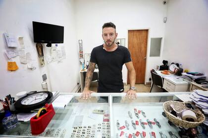 Con un arma de juguete, un niño de 8 años intentó robar una joyería en Moreno