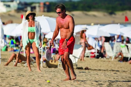 Con un bikini verde agua, sombrero que la protegía del sol y gafas, Isela (a quien la revista Fortune consagró, en 2013, como una de las 50 mujeres de negocios más poderosas del mundo) pasó inadvertida en La Brava de José Ignacio. Cada tarde ella y su novio renovaron el desafío y jugaron a la paleta