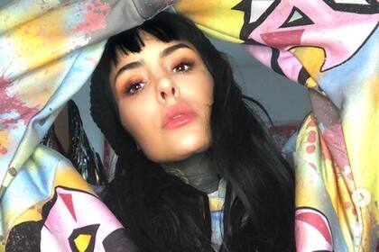 Con un body rojo, dejó ver el ambiente más superpoblado de su casa