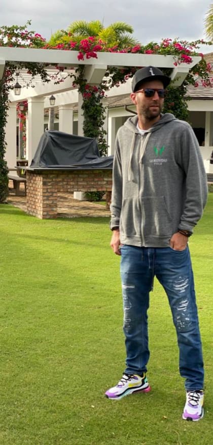 Con un buzo de La Natividad, Polito Pieres en Palm Beach, Estados Unidos; en ese país nació, mientras su padre jugaba ahí, y nunca se nacionalizó argentino.